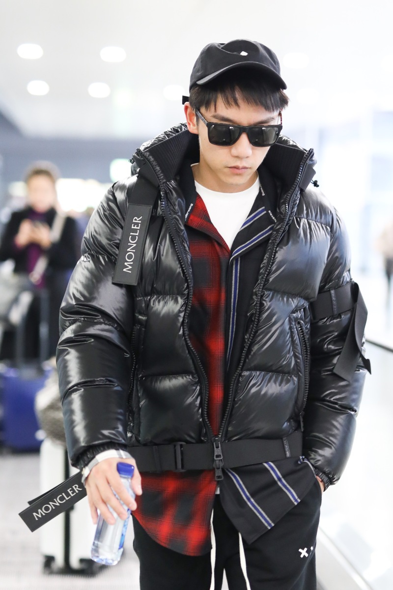 组图:郑恺素颜黑超遮面潮范十足 插兜走路气场全开