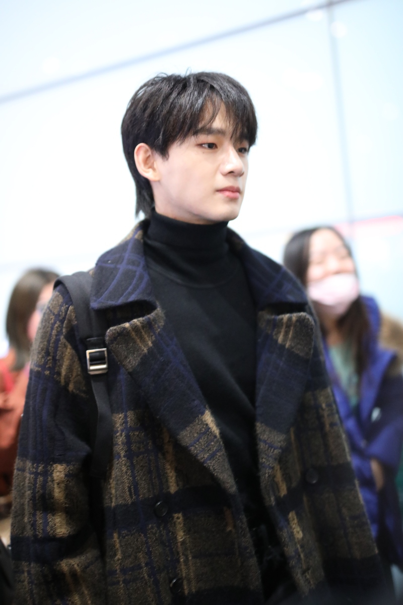 组图:姚琛穿格子大衣配高领毛衣显绅士 单肩背包文艺范十足