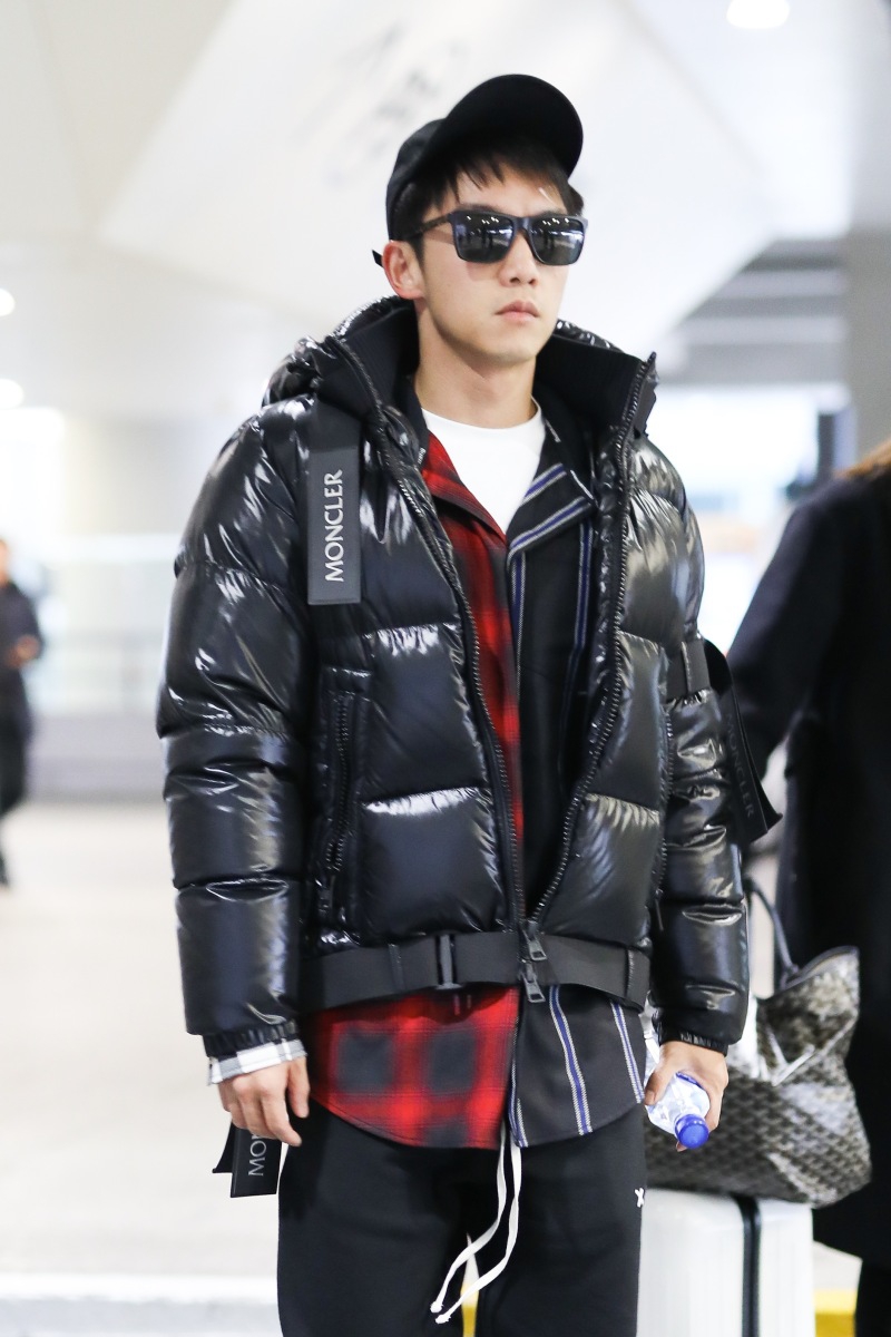 组图:郑恺素颜黑超遮面潮范十足 插兜走路气场全开