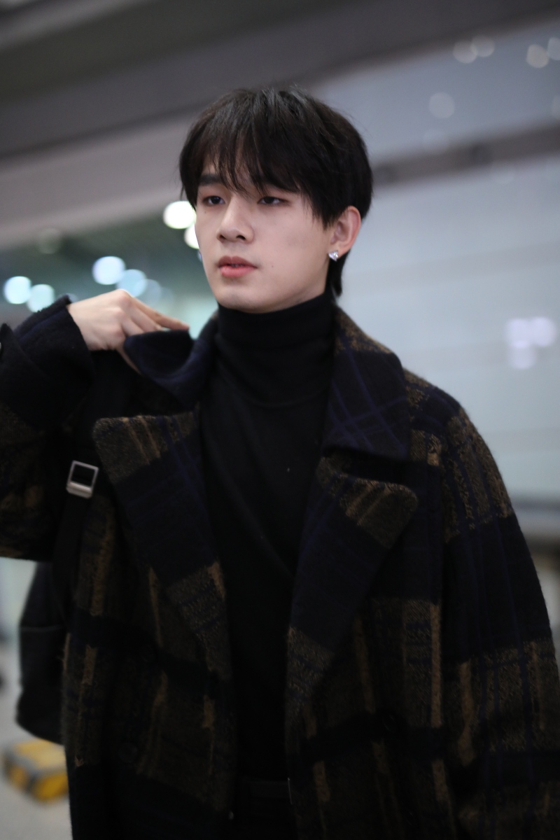 组图:姚琛穿格子大衣配高领毛衣显绅士 单肩背包文艺范十足_高清图集