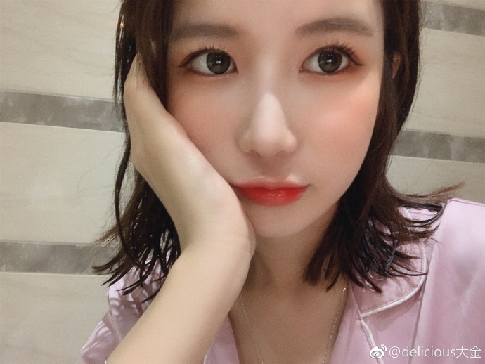 新浪娱乐讯 日前许凯前女友网红大金一组近照曝光,照片中大金打扮甜美