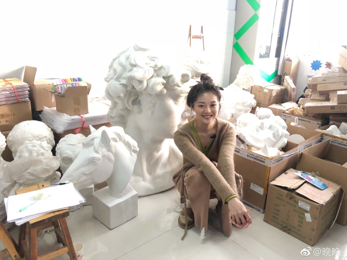新浪娱乐讯 11月9日,豆瓣女神晚晚晒出一组庆生照,照片中她在学校大做