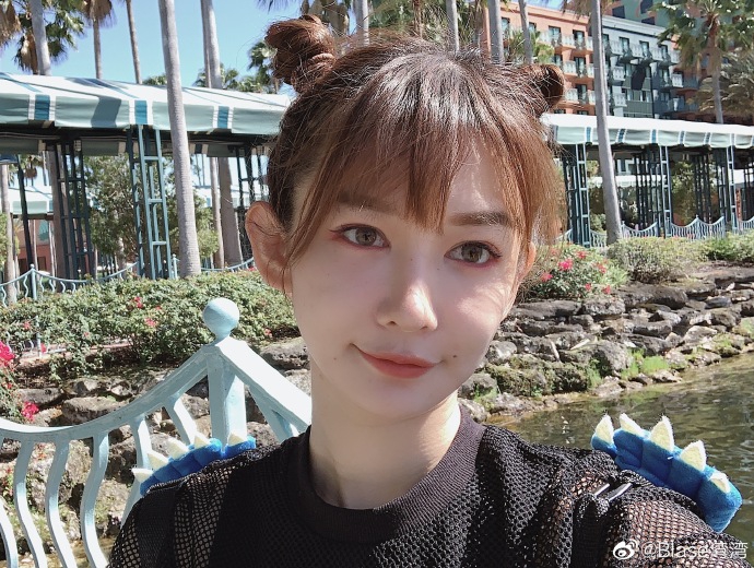 组图:网红湾湾晒哪咤头自拍清纯可人 曾被疑与李易