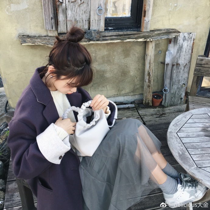 新浪娱乐讯 日前许凯前女友网红大金一组近照曝光,照片中大金打扮甜美