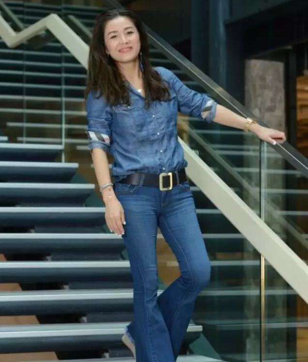组图:汤镇业前妻与双胞胎儿子同框 母子似姐弟