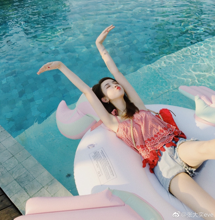 网红张大奕泳池写真诱人胸前写加油_高清图集_新浪网