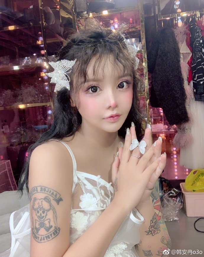 新浪娱乐讯 变形计网红韩安冉今日在微博晒出一组大肚孕照.