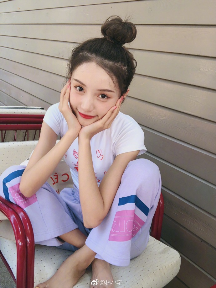 组图:网红林小宅美游欧洲狂晒自拍 玩高劈叉晒蛮腰细长腿_高清图集