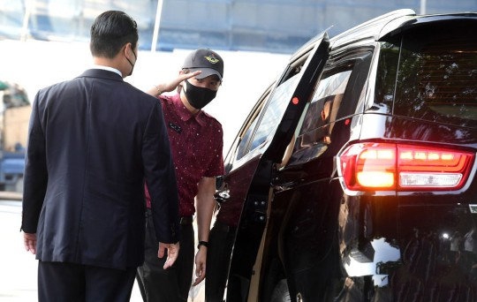 組圖：張根碩退伍照曝光精神飽滿 穿紅色短袖戴棒球帽帥氣敬禮