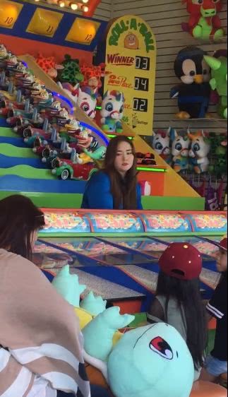网遇周洁琼昔日队友kyla游乐场当售票员去年被公司暂停活动图