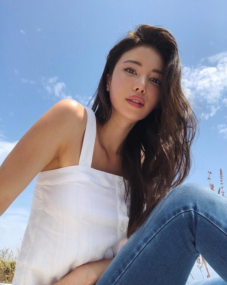 组图:翻版徐冬冬?韩国混血脸网红emibabylee走红身材傲人