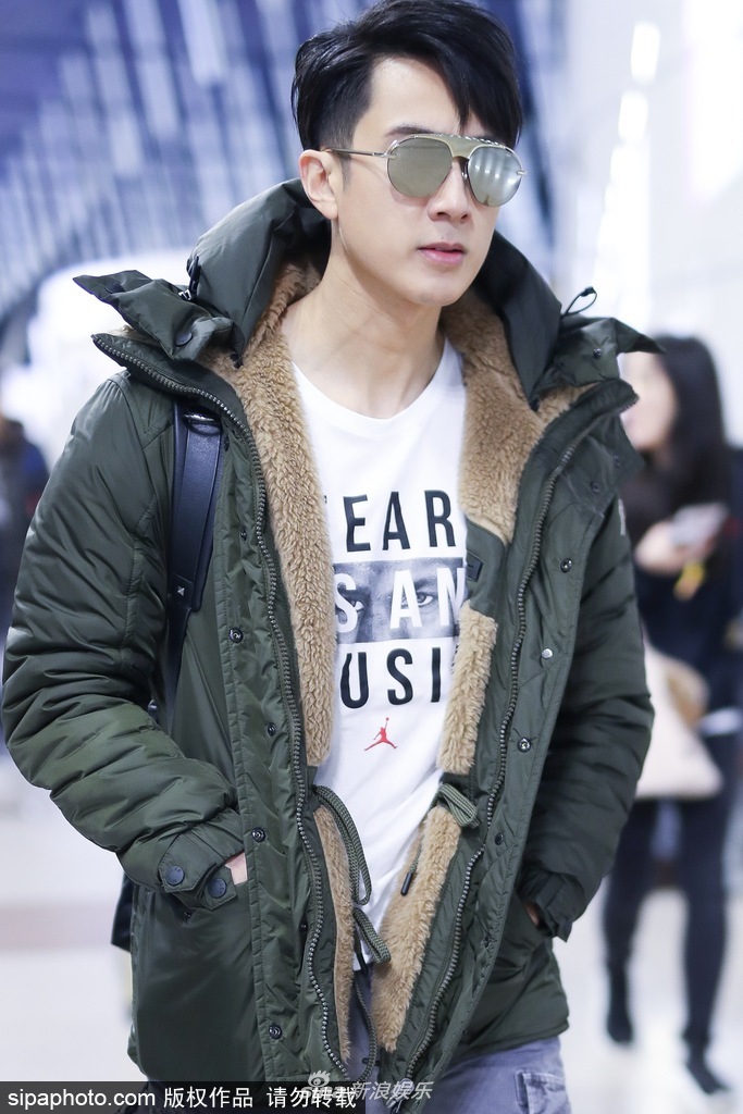 组图:吴尊军绿色棉服亮相机场 墨镜造型低调有型