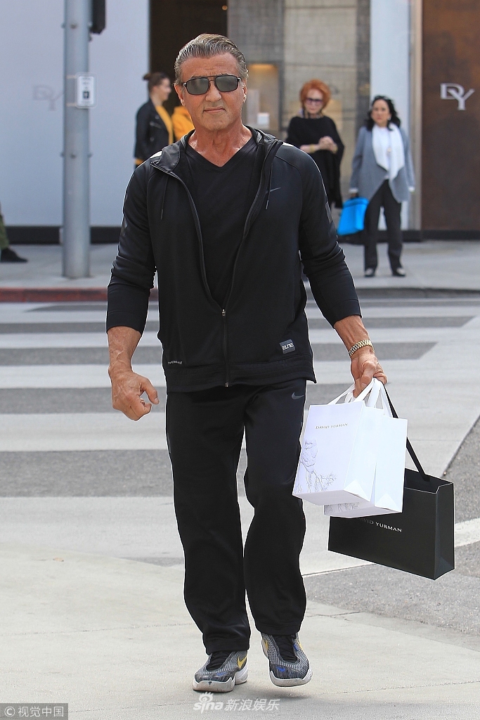 组图史泰龙珠宝店为老婆挑礼物霸道总裁手拎大包小包