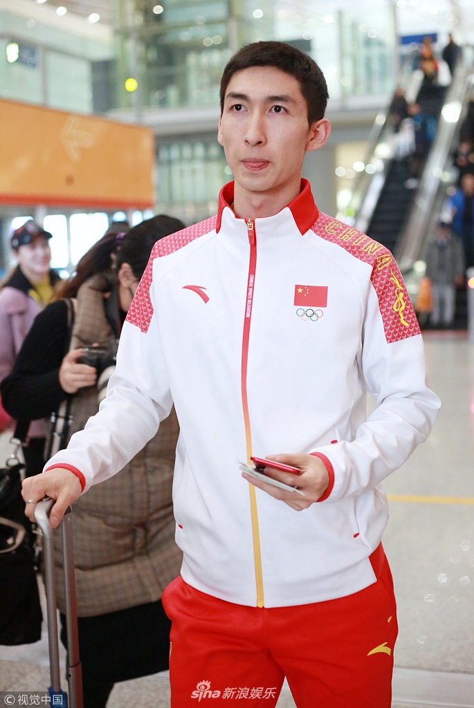 组图:"睫毛精"武大靖载誉归国 获粉丝包围羞涩低头