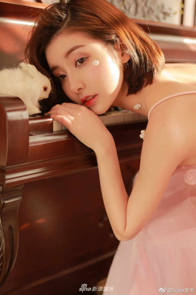 组图:王思聪前女友豆得儿日系写真 粉红长裙捕捉清新少女感