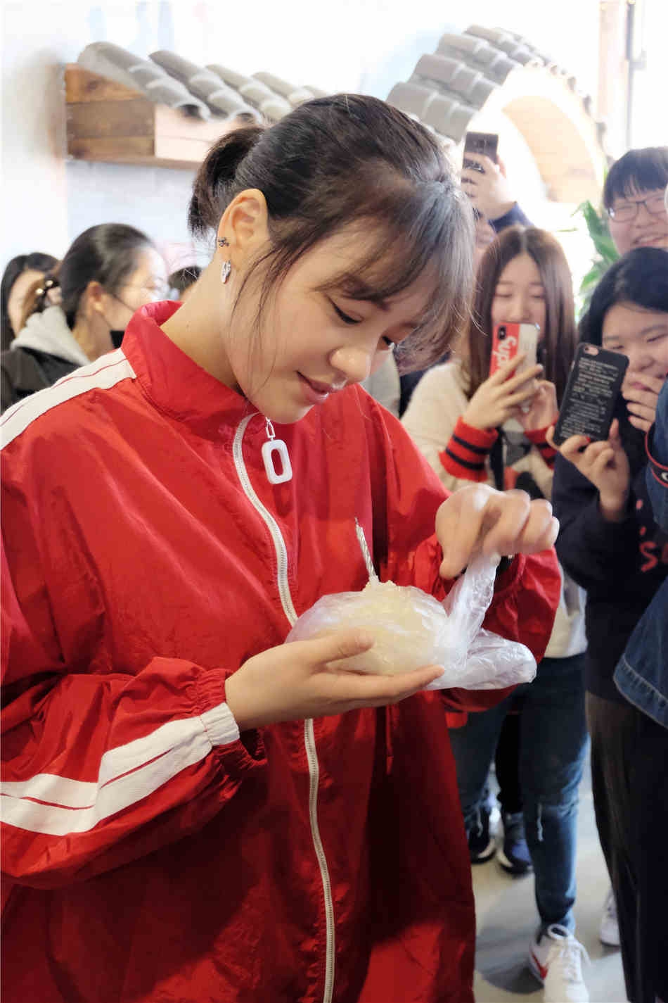 组图马思纯请粉丝吃火锅竟被粉丝用馒头套路