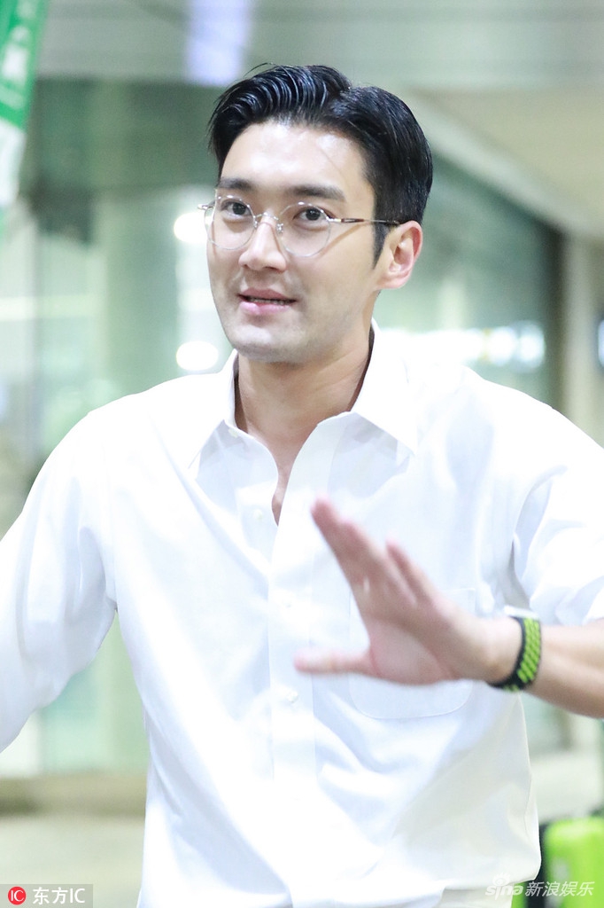 组图:崔始源白衬衫现身韩国机场 戴眼镜的他温文尔雅