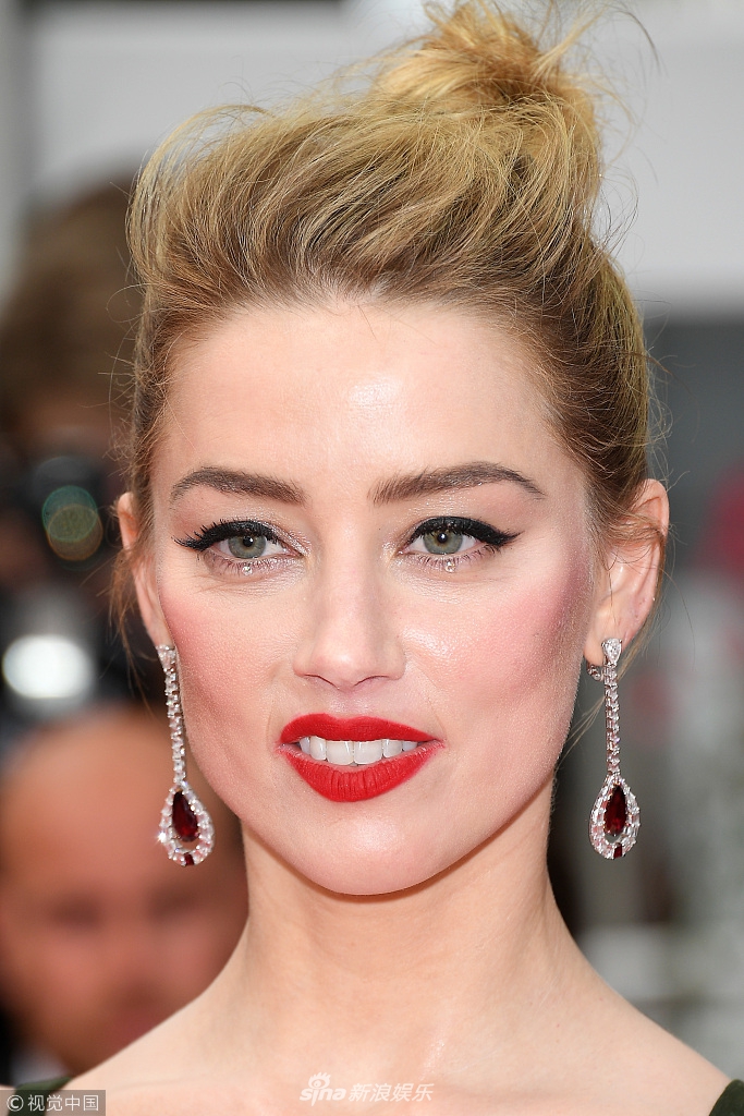 组图:德普前妻艾梅柏深v吊带裙 中门大开秀事业线