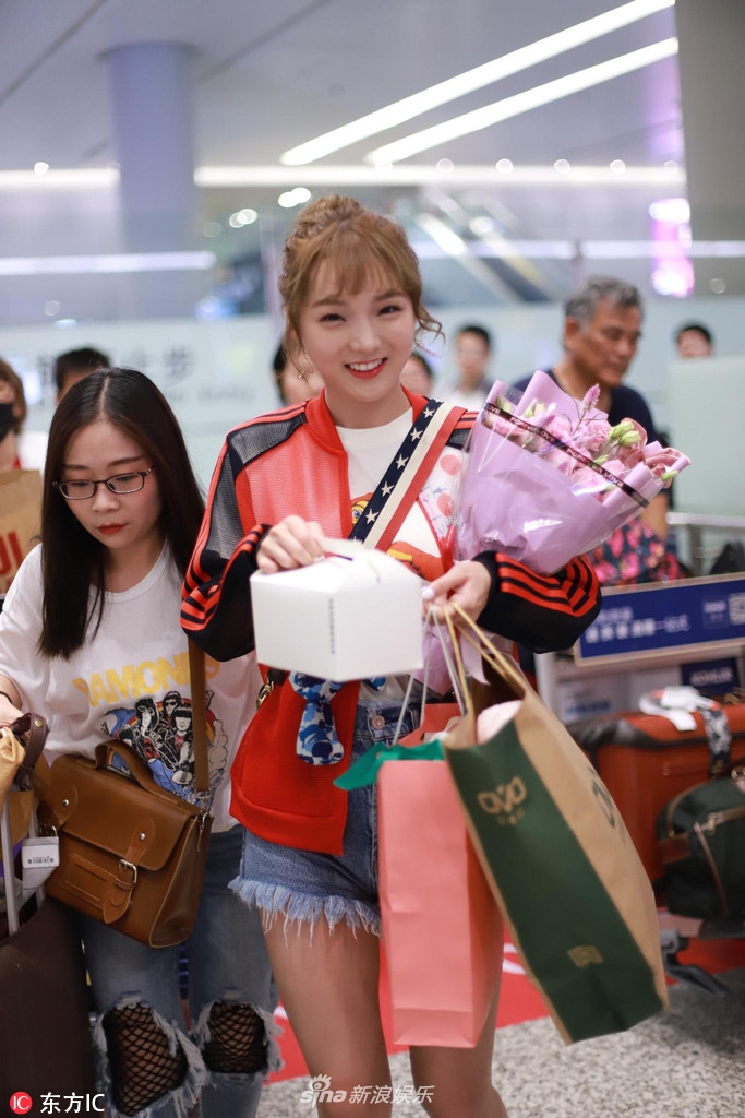新浪娱乐讯2018年7月7日,上海,强东玥现身机场,面对镜头一路微笑,接