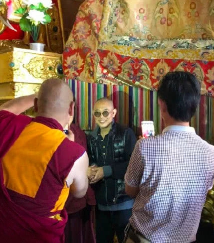 组图:网曝李连杰与老婆罕见同框 57岁利智依旧女神范十足