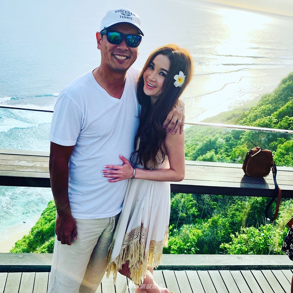 组图:温碧霞一家三口巴厘岛游玩 与老公亲密搂腰大秀恩爱