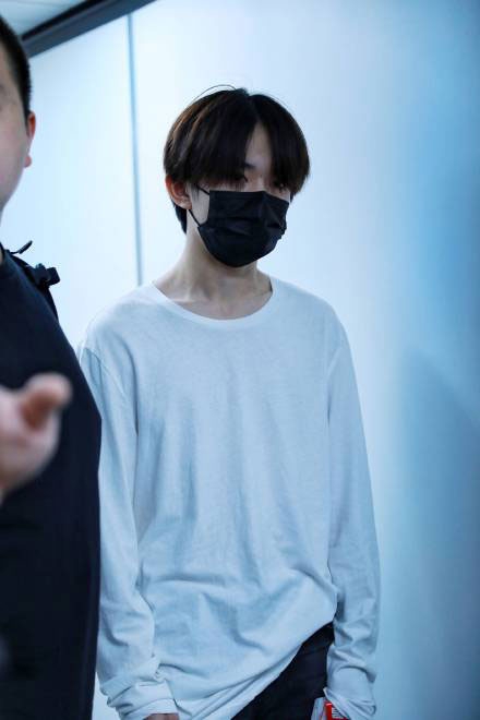 组图:易烊千玺高考结束后回京 化身白衣少年中分发型飘逸