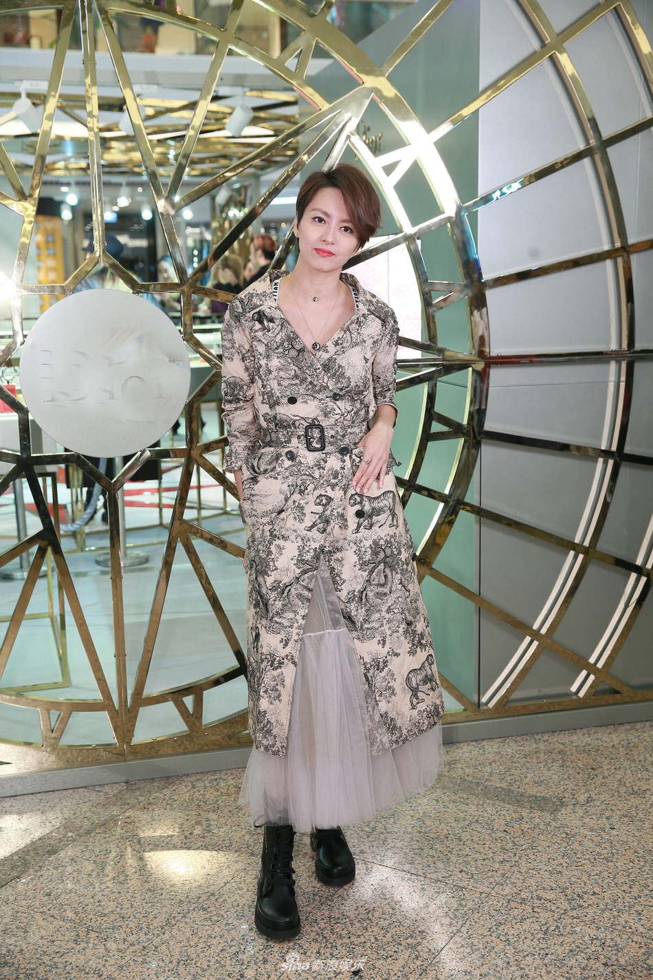 组图:42岁梁咏琪雪肤红唇美艳依旧 穿印花长裙显优雅女神范