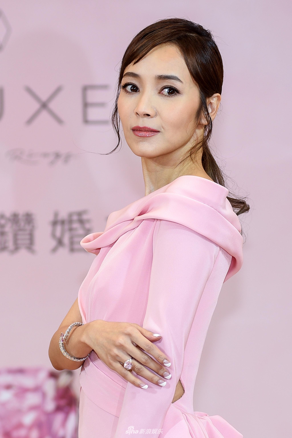 组图40岁侯佩岑戴珠宝露满分笑容穿粉嫩露肩裙少女心十足