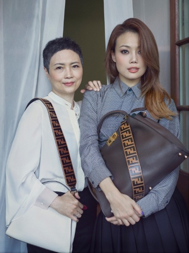 组图:容祖儿与妈妈合体拍写真 母女亲密依偎似姐妹