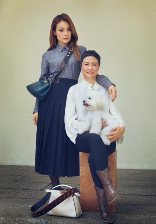 组图:容祖儿与妈妈合体拍写真 母女亲密依偎似姐妹