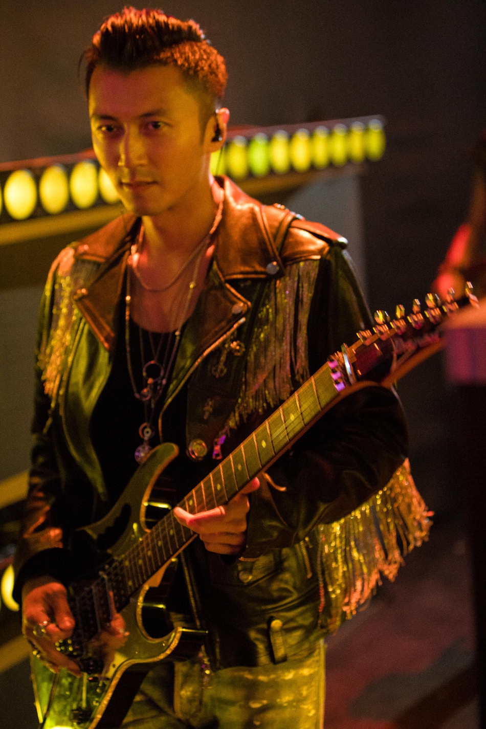 组图:谢霆锋化身摇滚star展现狂野 身着皮衣弹电吉他硬气十足