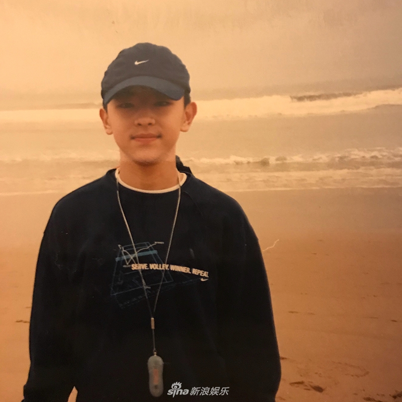 组图:邓伦童年旧照曝光小脸肉嘟嘟 笑眼眯眯的样子超可爱