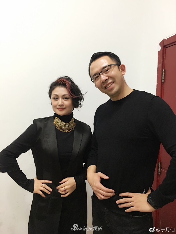 组图:46岁于月仙晒照皮肤白皙身材好 和赵忠祥牛群罕见同框