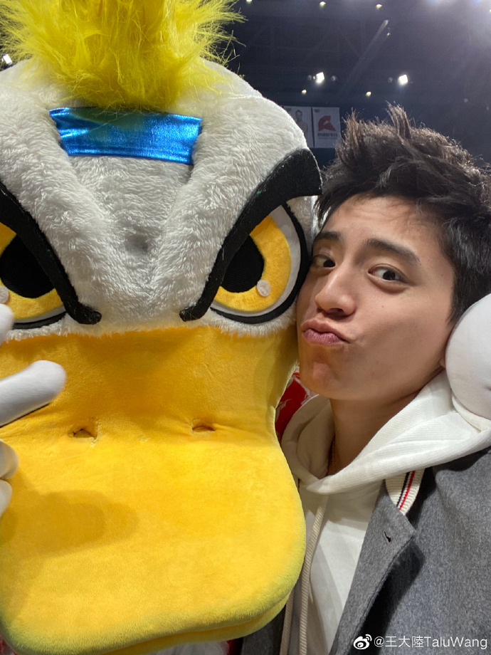 组图:王大陆观战篮球赛变迷弟 穿棒球服灿笑呆萌帅气_高清图集_新浪网