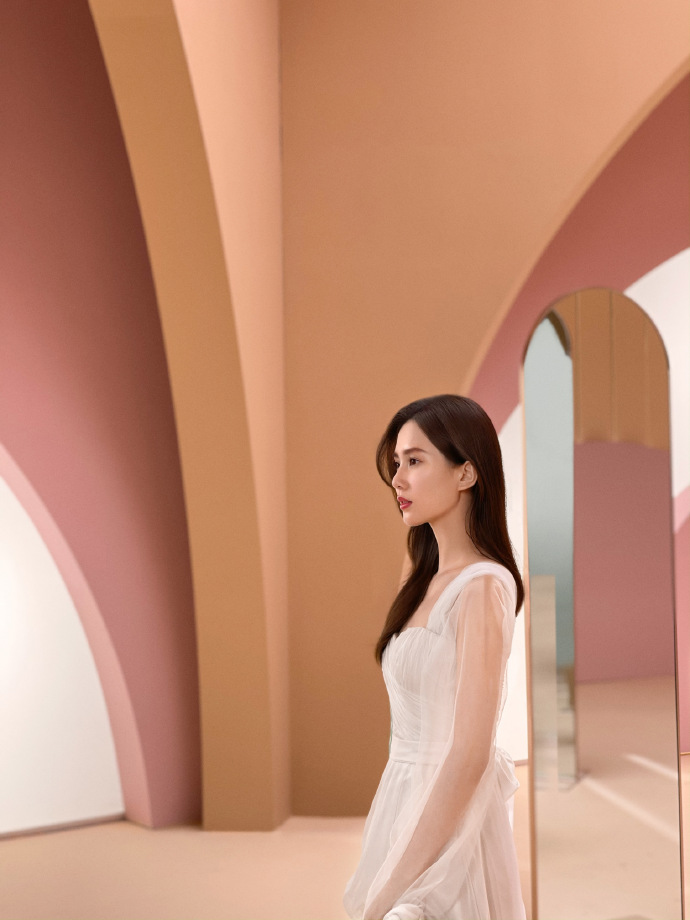 组图:刘诗诗白色抹胸礼裙仙气十足 撩发大秀天鹅颈气质佳