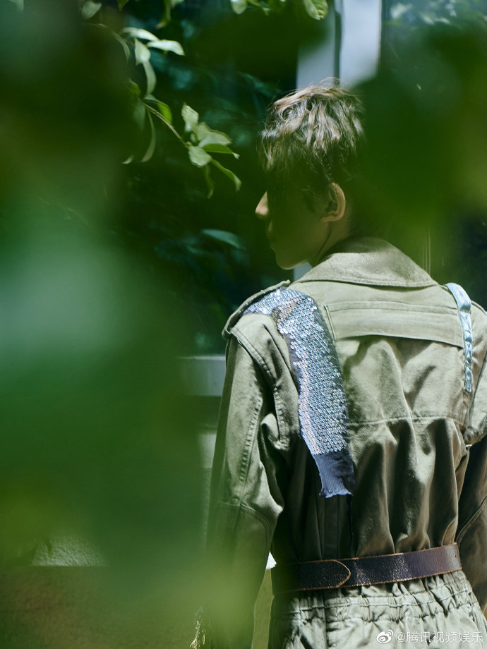 组图:王源军绿色工装酷帅潮流 锡纸烫卷发青春活力满满