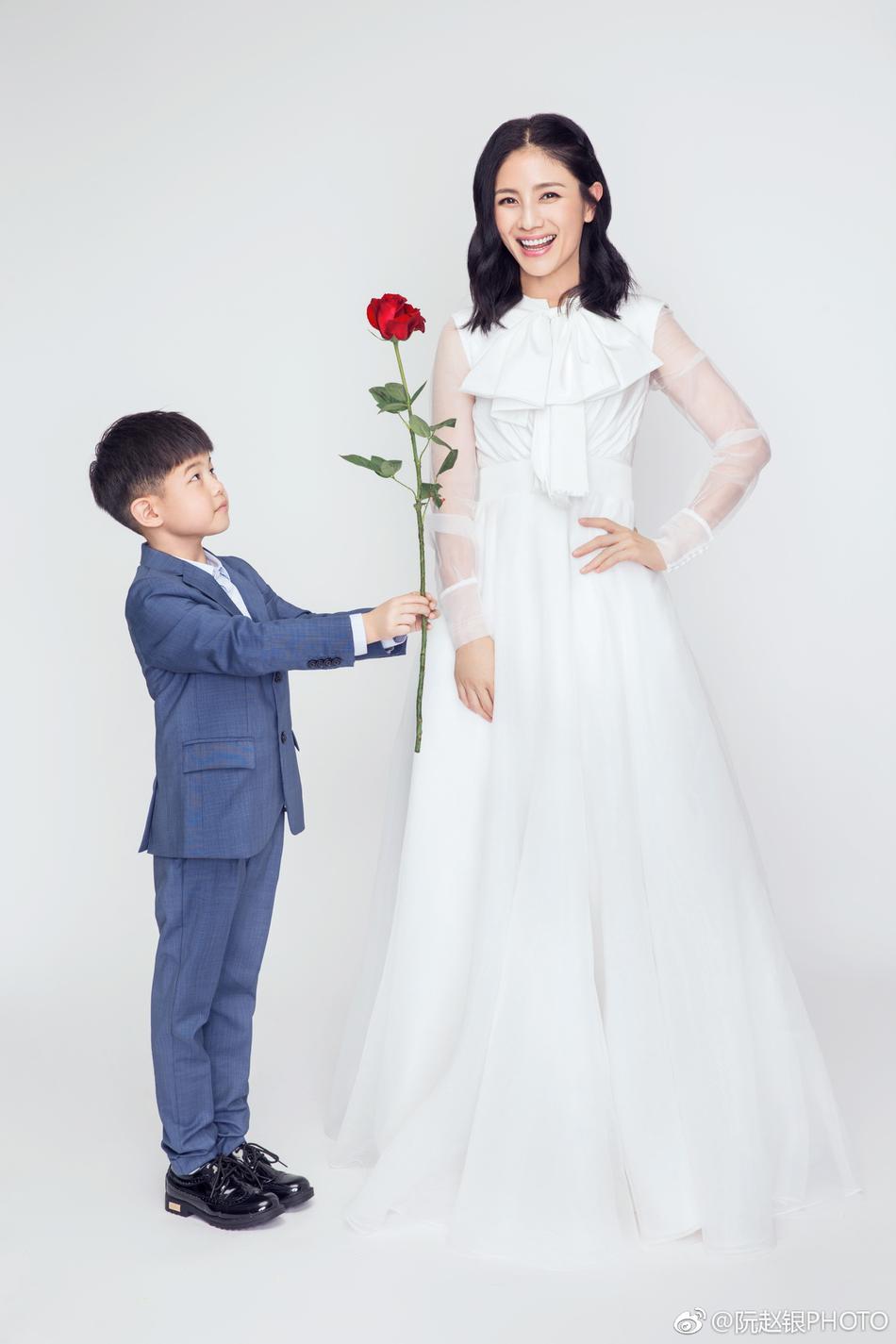 china娱乐_组图:胡可小鱼儿安吉亲子照曝光 网友:安吉没牙也这么帅!_c