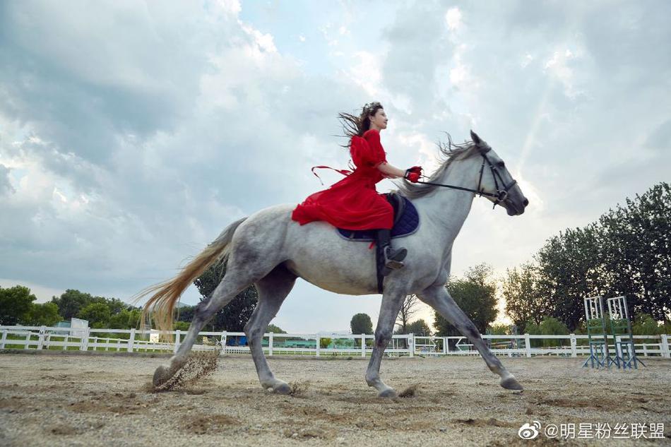 组图:孙嘉璐花冠公主骑马大片曝光 黑色长发齐于腰间又美又飒
