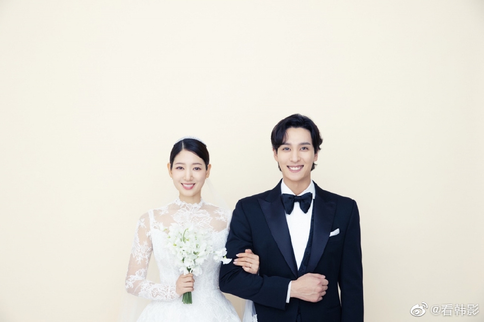 組圖：樸信惠崔泰俊婚紗畫報釋出 挽手燦笑幸福甜蜜
