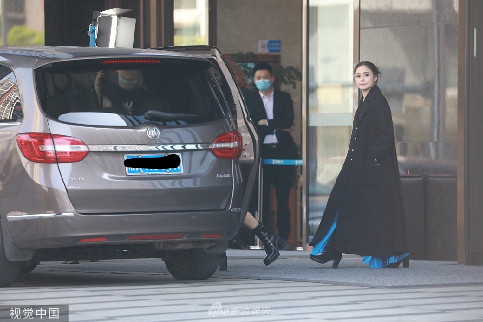 组图：蔡卓妍钟欣潼一起现身机场前往录制《乘风破浪的姐姐3》第4张图片