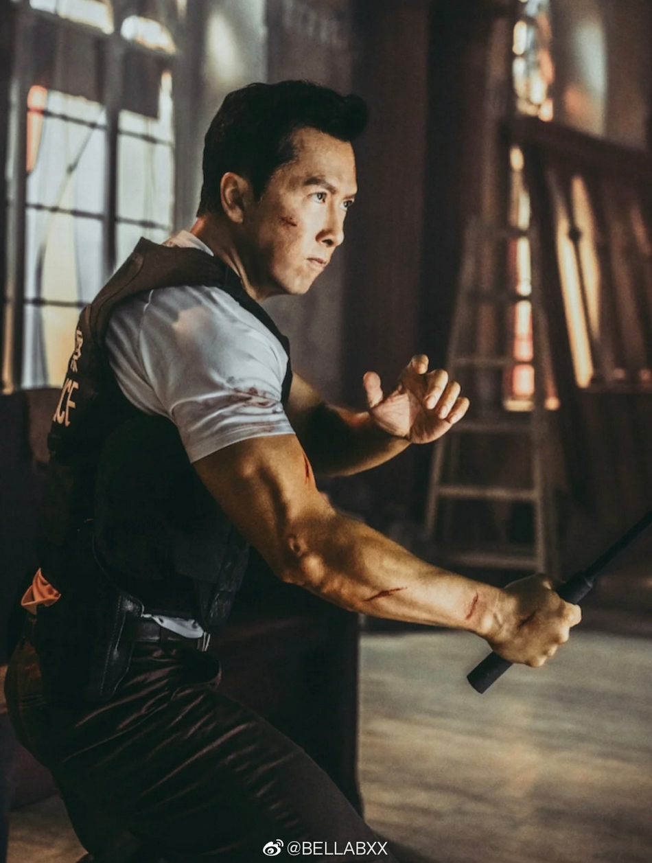 组图周杰伦晒与甄子丹街头合照两人比相同动作同框十分养眼