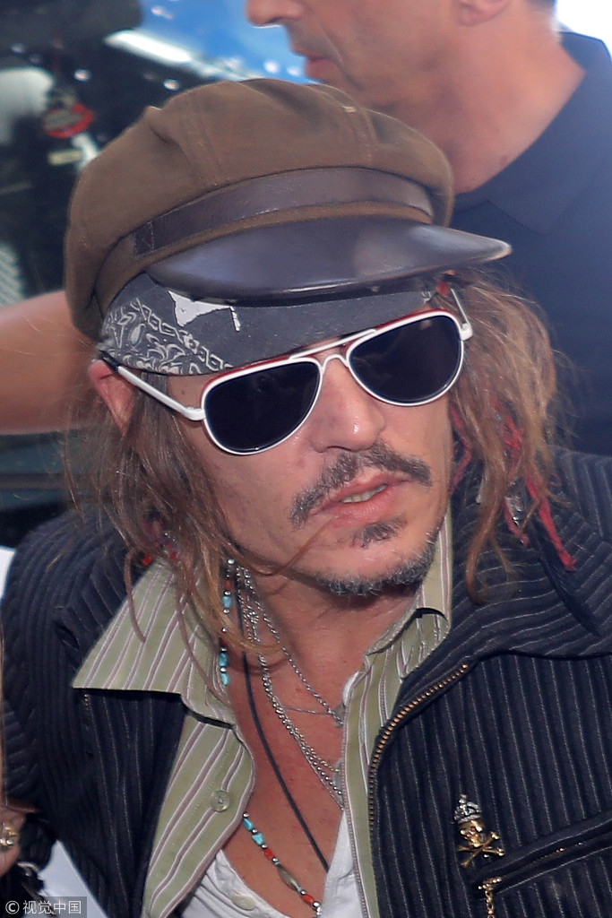新浪娱乐讯 近日,约翰尼·德普( johnny depp)在去钱皮诺机场机场之前