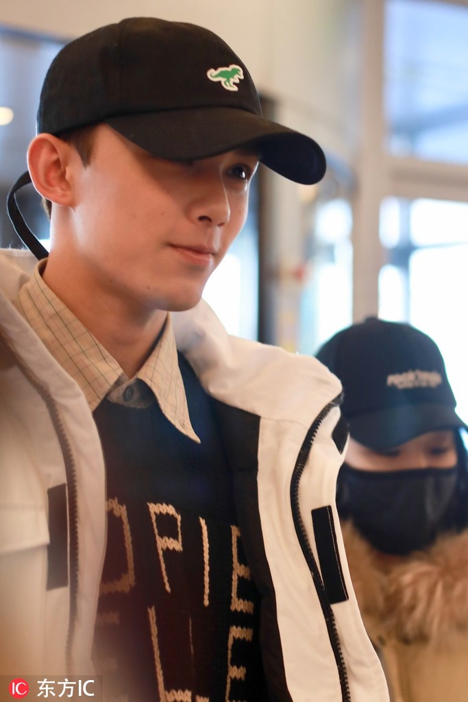 组图:吴磊现身央视春晚彩排 素颜戴棒球帽笑意满满心情好