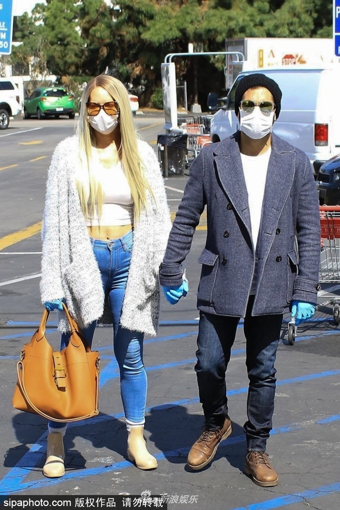 组图:娜塔莎·阿拉姆戴防护口罩亮相 穿毛绒外套大方秀纤细蛮腰