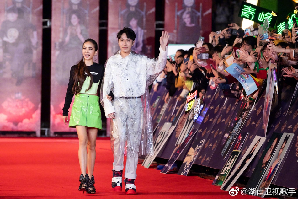 组图:吴青峰蔡依林携手走红毯 "青菜组合"默契吸睛