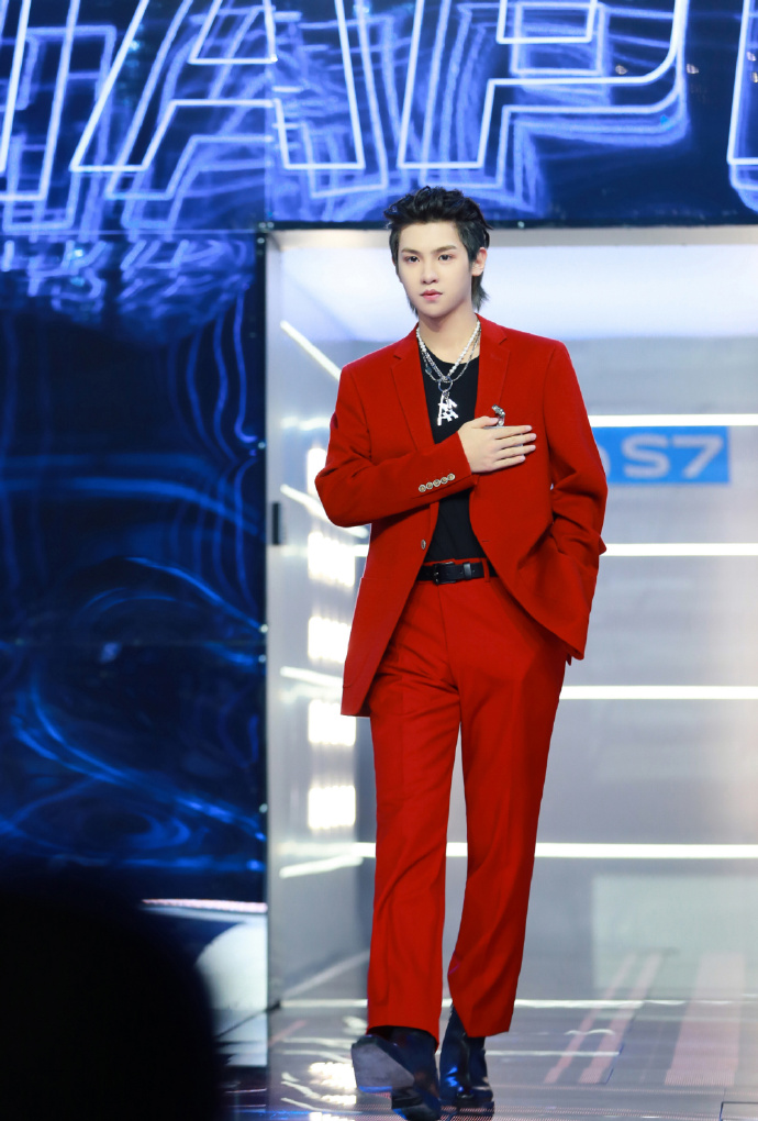 组图:黄明昊《快本》剧照曝光 酒红色西装帅气有型