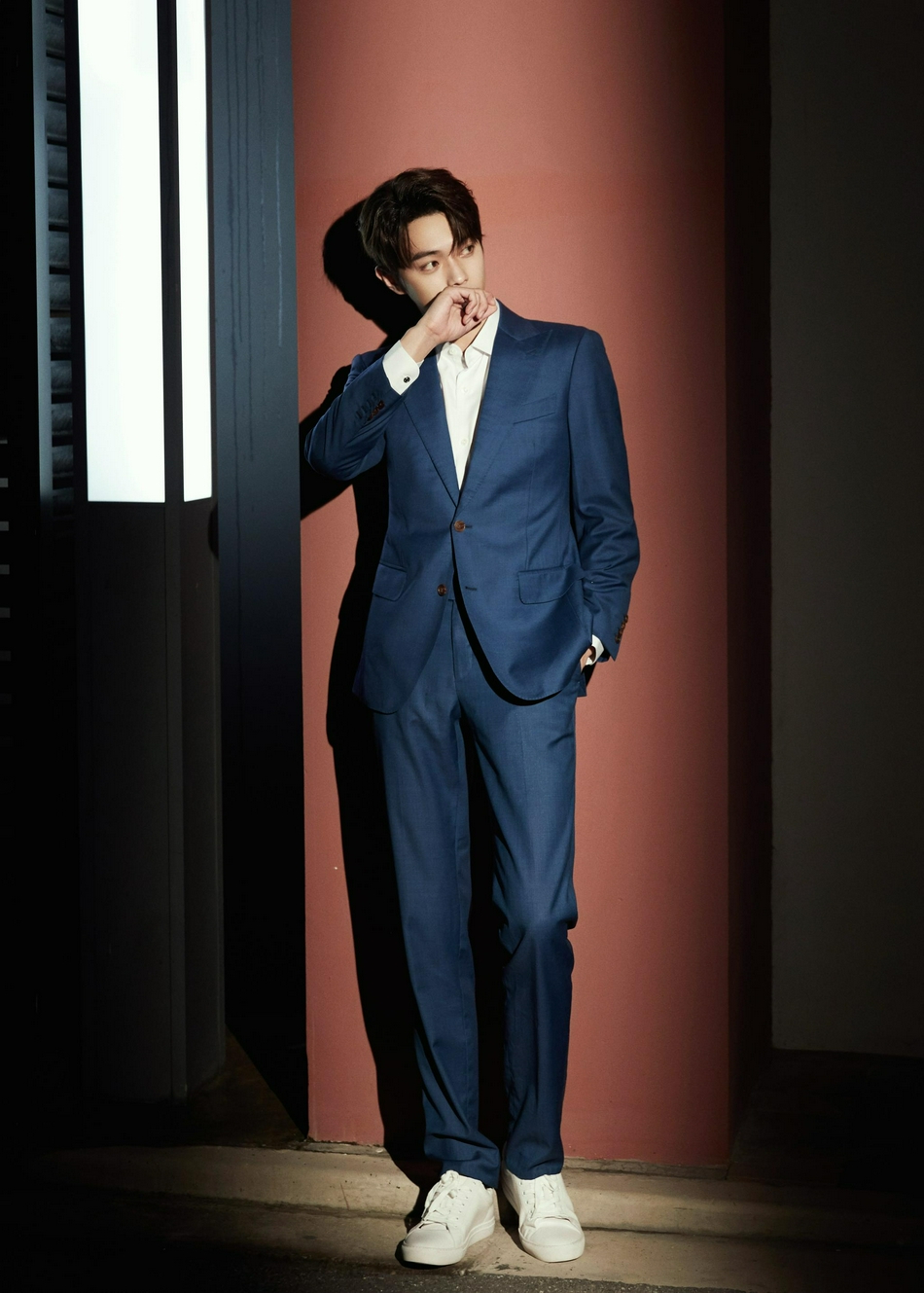 组图:许凯深蓝西装沉稳大气 侧颜优越发型清新俊逸