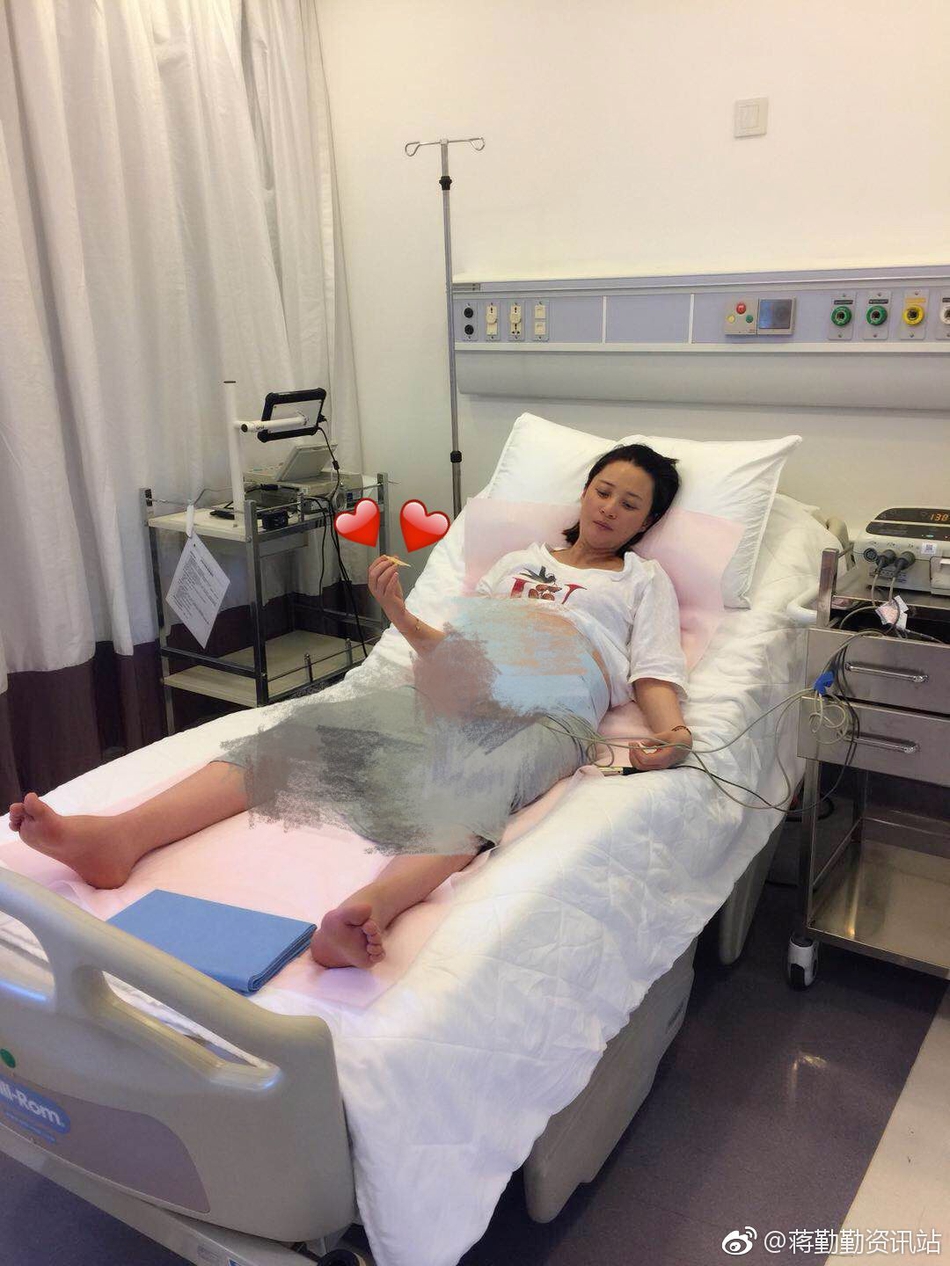 今日上午,有粉丝晒出蒋勤勤进产房前的照片,照片中,蒋勤勤挺着巨肚
