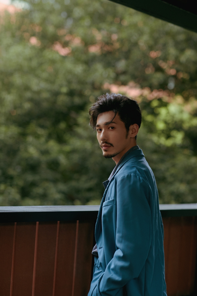 组图:流量"澜孩"白宇"撸猫"双眼放电 蓝色西装温暖帅气