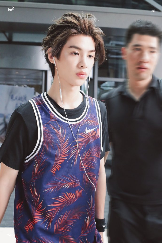 组图：Justin黄明昊一身篮球训练服酷帅有型 助理手提辣条吸睛